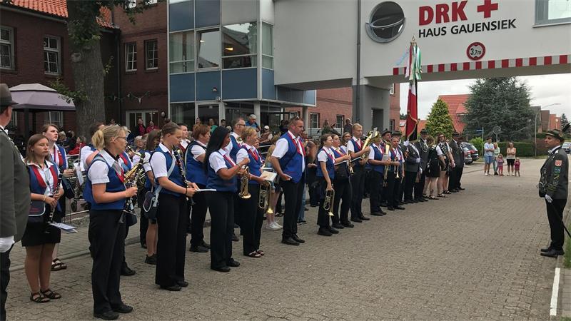 Bevor das Feiern weitergeht, statteten Schützen und Kehdinger Blasmusikanten dem Seniorenheim einen Besuch ab.