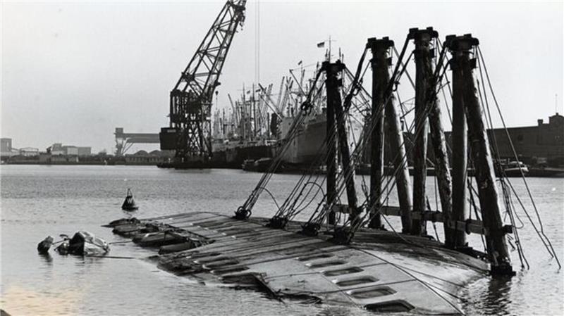 Bevor das Schiff gehoben werden konnte, musste es aufgerichtet werden. Dafür brachten die Berger vier V-förmige Stützen an, die aus dem Wasser ragten. Die Stützen sollten beim Aufrichten als Hebel wirken.