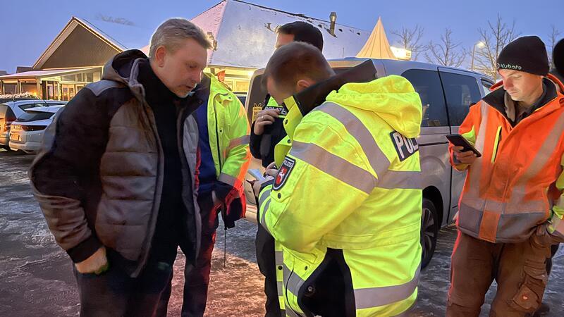 Bevor der Konvoi starten kann, werden letzte Details mit den begleitenden Polizisten besprochen.