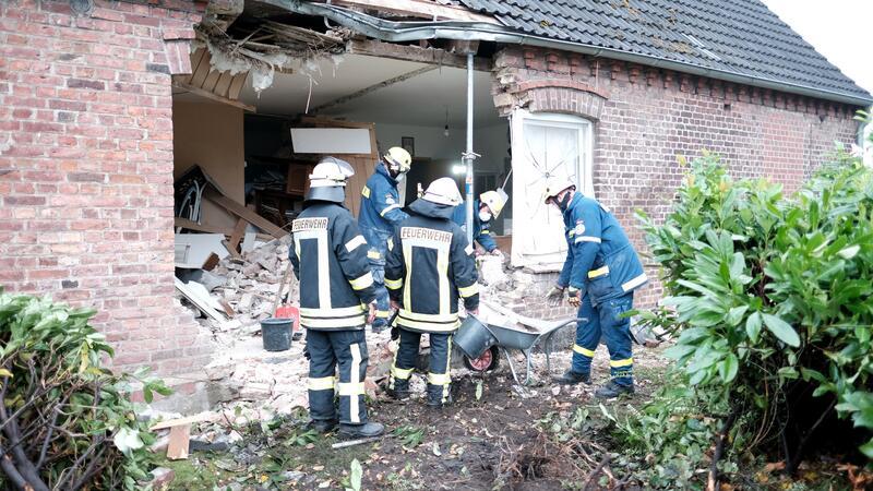 Hammah: Lkw kracht in Wohnhaus - Zwei Verletzte Bevor der Lastwagen geborgen werden konnte, mussten Spezialisten das Haus stabilisieren.