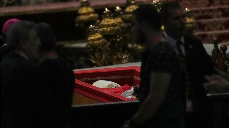 Sarg von Franziskus verschlossen Bevor der Sarg von Franziskus geschlossen wurde, konnten Menschen im Petersdom Abschied nehmen.