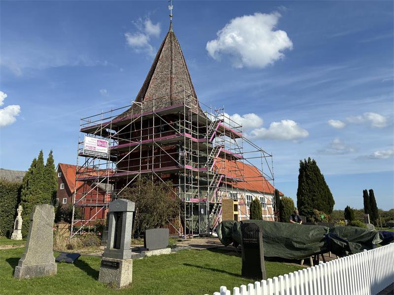 St. Johannes wirft sich in Schale: Turm in Neuenkirchen wird saniert Bevor die Dachdecker auf dem Dach des St.-Johannes-Kirchturms loslegen, muss das Gerüst noch aufgestockt werden.