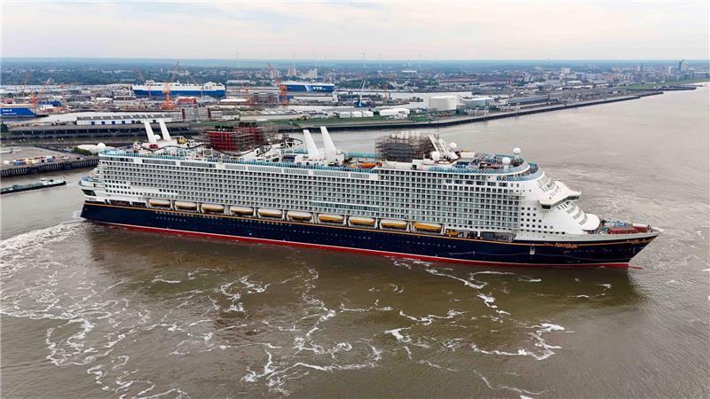 Kreuzfahrt-Gigant „Disney Adventure“ hat in Bremerhaven festgemacht Das Kreuzfahrtschiff "Disney Adventure" beim Anlegen an der Columbuskaje in Bremerhaven.
