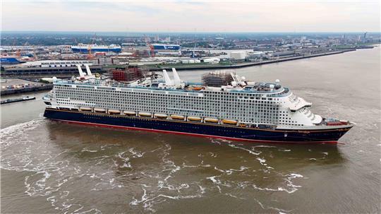 Das Kreuzfahrtschiff "Disney Adventure" beim Anlegen an der Columbuskaje in Bremerhaven. 