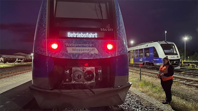 Bevor der erste Zug fährt: EVB-Lokführerin startet um 3 Uhr morgens Bevor die Fahrt starten kann, muss Andrea Gruhlke den Zug auf Schäden überprüfen.