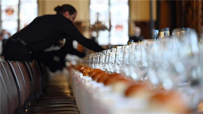 Bevor die Schaffermahlzeit losgeht, wird der Tisch gedeckt.