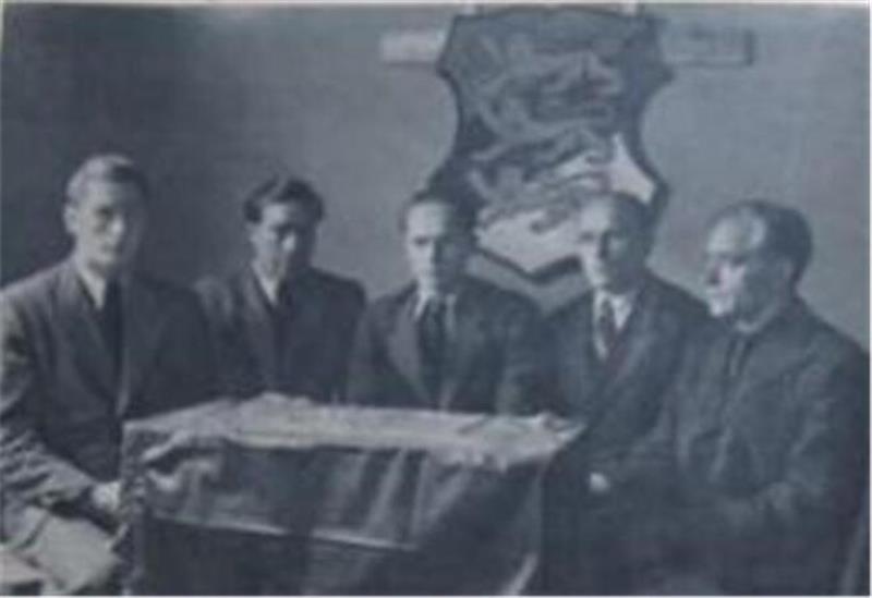 Bevor die UN die Lagerverwaltung 1950 in deutsche Hände legte, war die ehemalige Seedorfer Kaserne in Teillager gegliedert. Für die teilweise ethnisch homogenen Teillager waren Komitees eingerichtet. Das Foto zeigt das estnische Lagerkomitee.