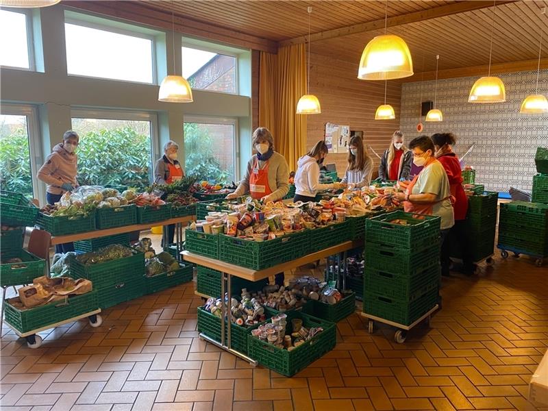Wie Corona die Arbeit der Harsefelder Tafel trifft Bevor die Waren an die Tafel-Kunden verteilt werden können, müssen sie in Kisten sortiert werden – eine Corona-Maßnahme. Fotos: Lepél