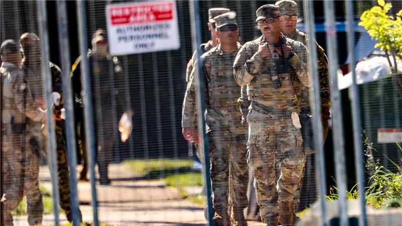 Nationalgarde in Chicago: Trump wendet sich an Supreme Court Bevor ein Gericht Trumps Pläne durchkreuzte, waren Nationalgardisten bereits an einer Einrichtung der Einwanderungsbehörde ICE in einem Vorort Chicagos zu sehen. (Archivbild)