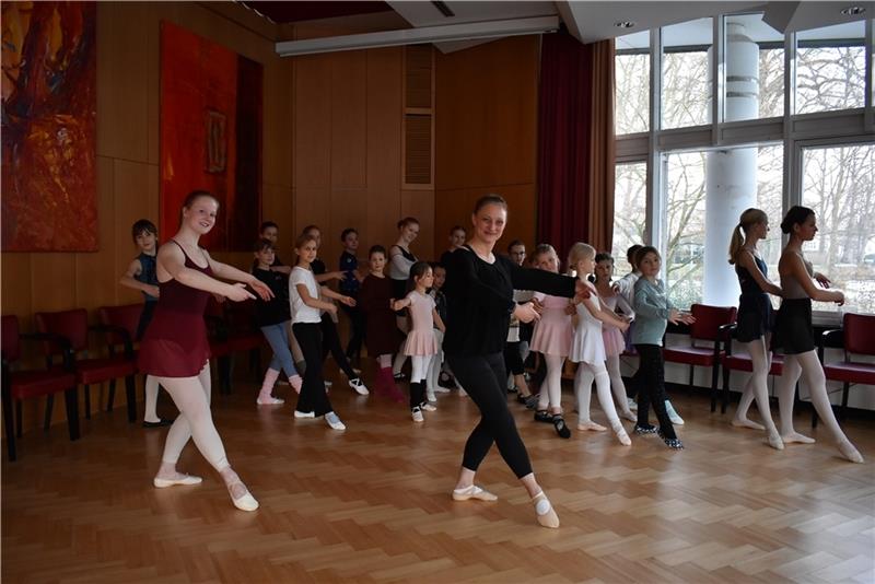 Bevor es ans Einstudieren einer eigenen kleinen Schwanensee-Choreografie geht, üben Tanzpädagogin Tanya Sedlatzek und ihre Helferin Anna-Sophie Mohr mit den Kindern und Jugendlichen Pirouetten. Foto: Weselmann