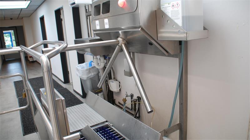 Bevor es in die Produktionshalle geht, muss jeder durch diese Hygieneschleuse.