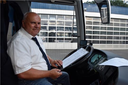 Bevor es losgeht, checkt Reisefahrer Tino Parl noch einmal die Passagierliste für die einzelnen Zustieg-Stationen. Fotos: Weselmann