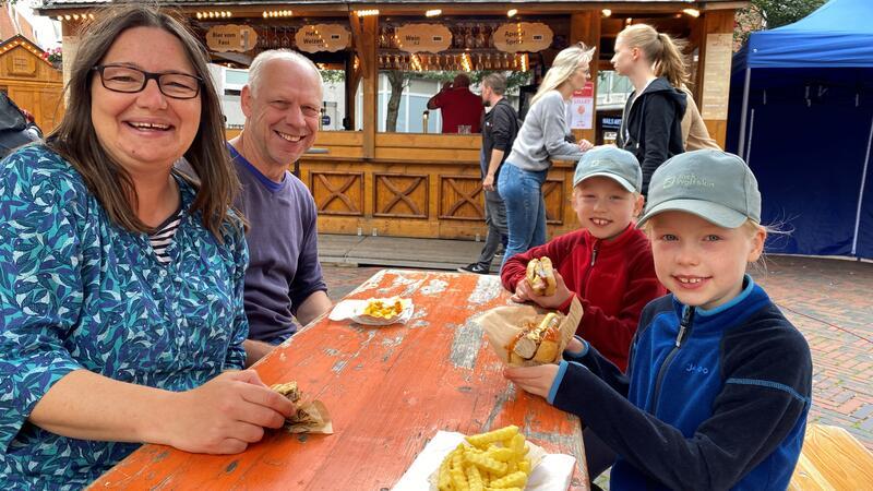 Bevor es zum Entenrennen geht, genießt Familie Schmidt aus Buxtehude erst einmal Bratwurst und Pommes. Die Zwillinge Ida und Luisa wollen noch Riesenrad fahren und zum Bullenreiten.