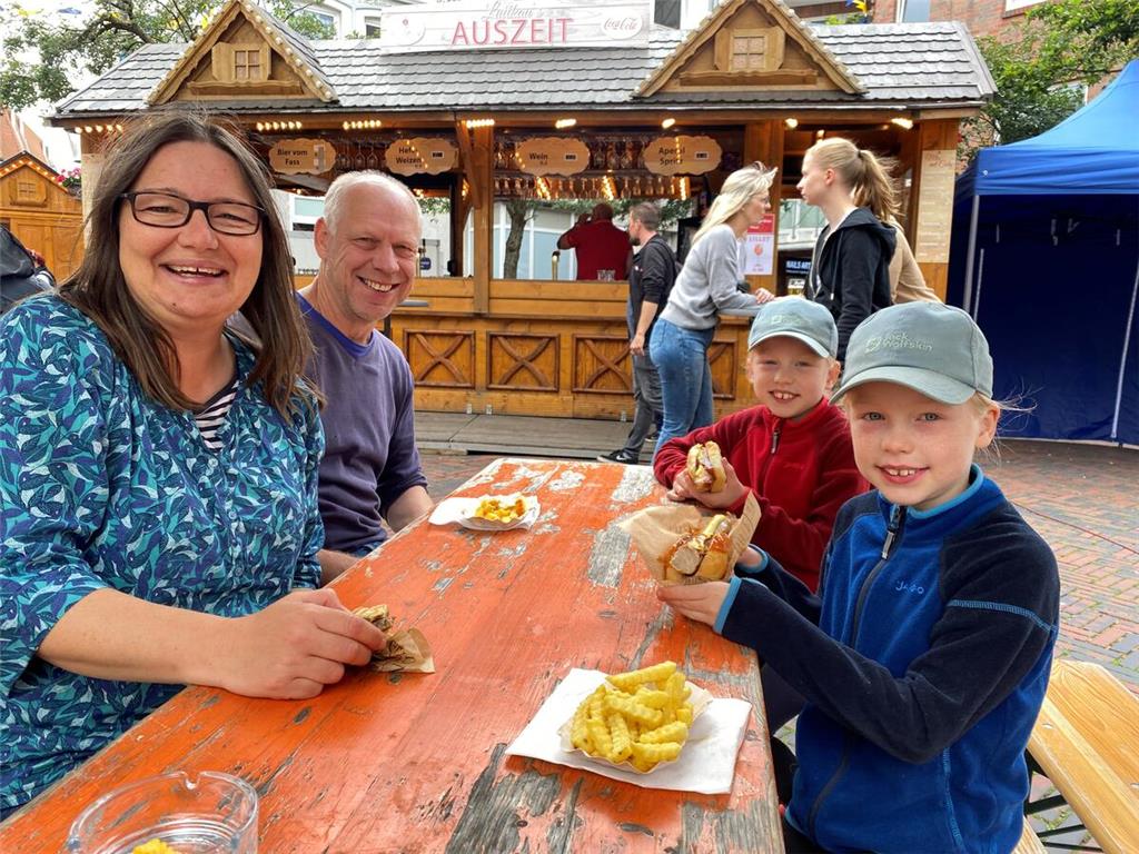 Bevor es zum Entenrennen geht, genießt Familie Schmidt aus Buxtehude erst einmal...