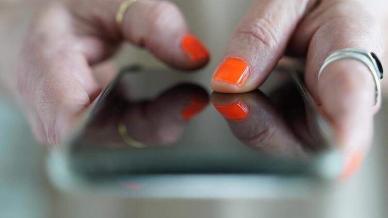 Achtung Betrug: App installiert – Bankkonto leer Bevor man eine App installiert, sollte man immer die Bewertungen anderer Nutzer lesen und darauf achten, ob es bereits Warnungen dazu gibt.