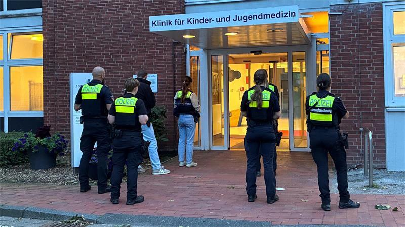 Bewacht: Auch die Nebeneingänge der Klinik wurden gesichert.