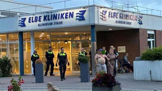Bewacht: Polizei eskortieren am Sonntagabend einen Verletzten am Elbe Klinkum Stade zum Fahrzeug.