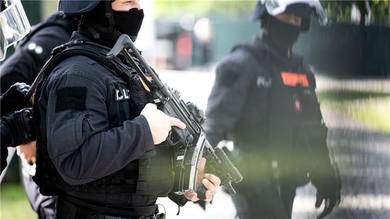 Räuberin vor Gericht? Was den Klette-Prozess besonders macht Bewaffnete Einsatzkräfte bewachen das Gerichtsgelände. (Archivbild)