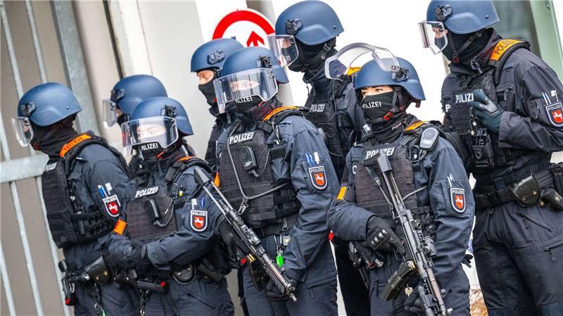 Bewaffnete Einsatzkräfte sicherten die Ankunft der Angeklagten.