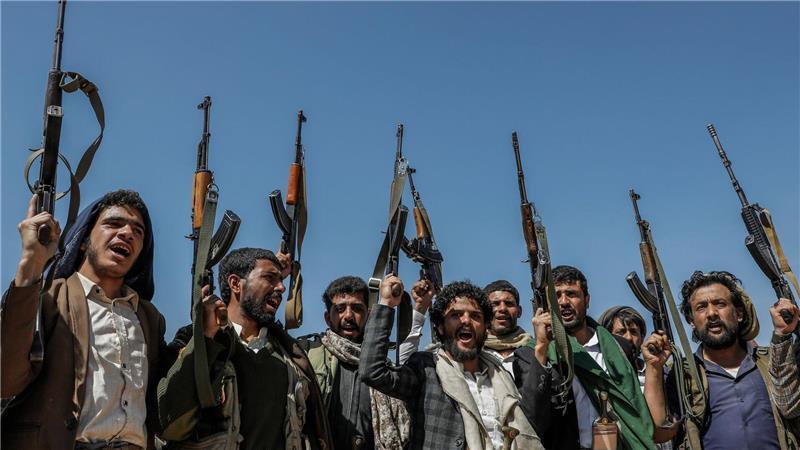 Israels Armee greift Huthi-Ziele im Jemen an Bewaffnete Huthi-Mitglieder demonstrieren gegen Israel und die USA. (Archivbild)