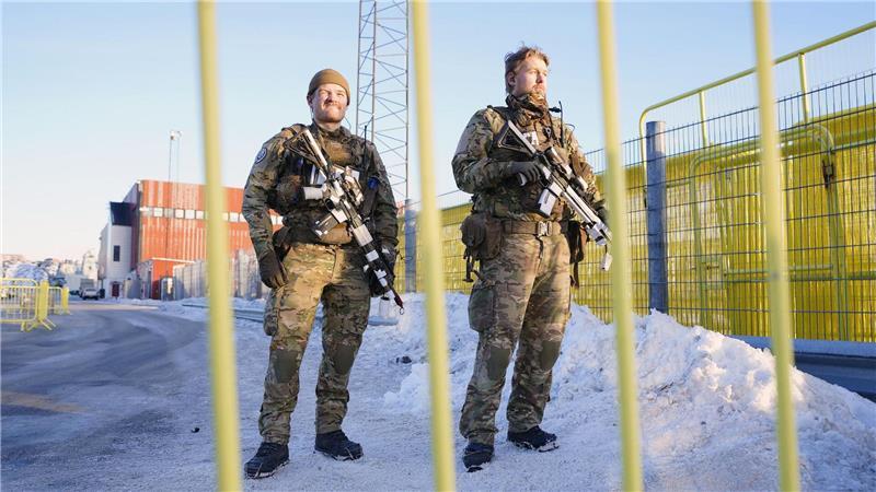 Bewaffnete Kräfte des dänischen Militärs haben einen Kontrollpunkt im Hafengebiet in Nuuk auf Grönland bemannt.