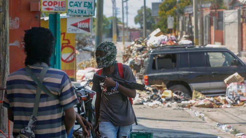 Bewaffnete Mitglieder der Bande G9 and Family an ihrer Straßensperre im Viertel Delmas 6 in Port-au-Prince.