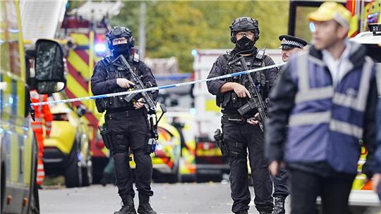 Bewaffnete Polizeibeamte am Rande eines Vorfalls in der Synagoge der Heaton Park Hebrew Congregation. 