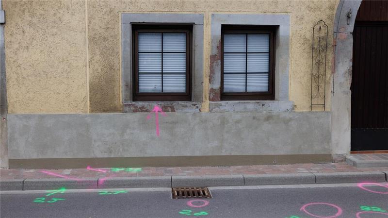 Frau und Kind mit Schrotflinte bedroht - Polizei tötet Mann Bewaffneter Mann stirbt nach Polizeischüssen nahe Freiburg.