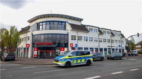 Bewaffneter sorgt für Großeinsatz an Sparkassenfiliale