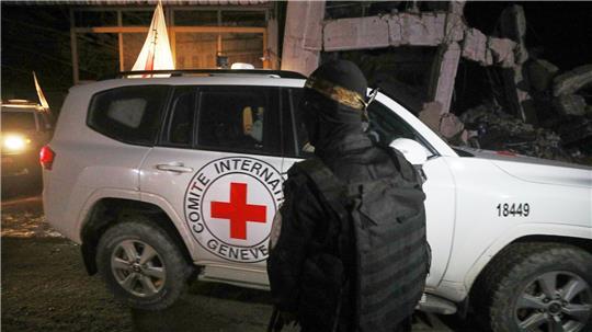 Hamas übergibt zwei weitere Leichen an Rotes Kreuz Bewaffnetes Hamas-Mitglied bei Übergabe von Geisel-Leichen. (Archivbild)