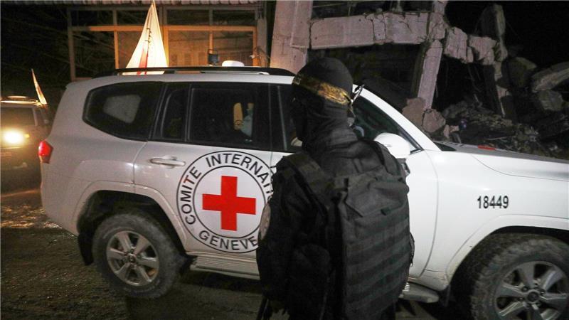 Bewaffnetes Hamas-Mitglied bei Übergabe von Geisel-Leichen. (Archivbild)