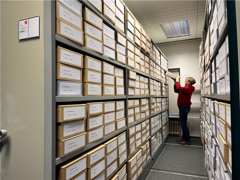 Die Regale sind voll: Altländer Archiv platzt aus allen Nähten Bewahrer und Vermittler des kulturellen Erbes: Die Regale im Altländer Archiv in der ehemaligen Sparkasse in Westerladekop sind zum Teil doppelt belegt; Mitarbeiterin Anja Nagel verstaut wichtige Akten. Foto: Vasel