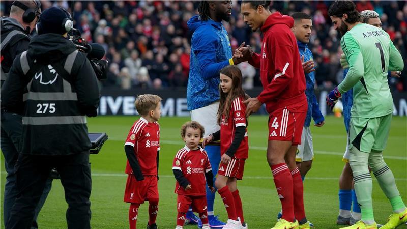 Bewegende Momente vor dem Anpfiff: Diogo Jotas Kinder, Dinis und Duarte, begleiten die Liverpool-Profis aufs Spielfeld.