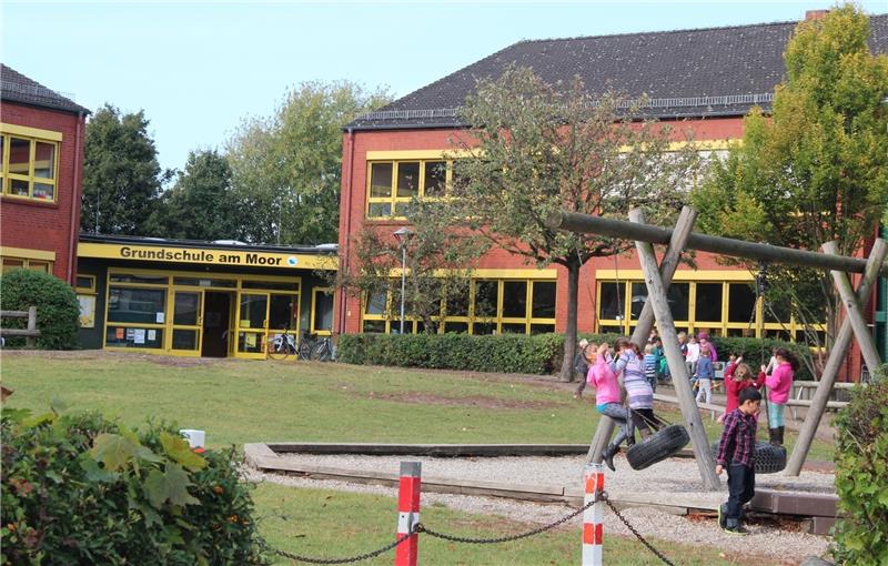 Bewegung herrscht nicht nur auf dem Spielplatz: Die Grundschule Am Moor soll 2019 in die Räume der Hauptschule auf der anderen Straßenseite umziehen und sich dort zur Ganztagsschule mit Mensa entwickeln. In ihrem bisherigen Gebäude wird ein