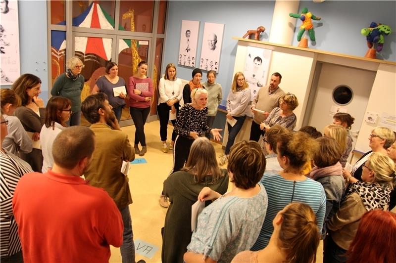 Bewegung im Raum hilft beim Lernen: Lerncoach Heidrun Fiedler (Mitte) mit teilnehmern bei ihrem interaktiven Vortrag. Foto: Richter