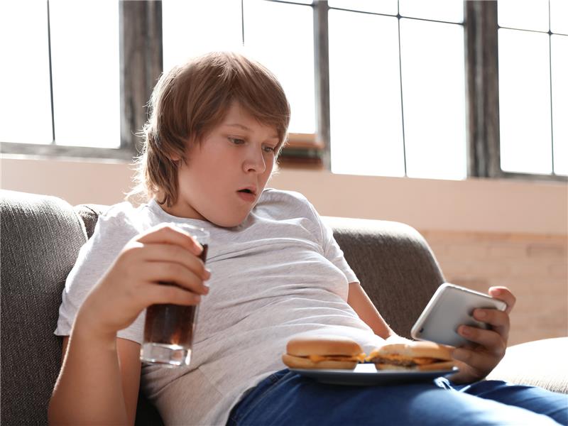 Zum Schutz von Kindern: TV-Werbeverbot für ungesunde Lebensmittel Bewegungsmangel und die Aufnahme von zu viel Fett und Zucker über Nahrung und Getränke führt bei immer mehr Kindern zu Übergewicht mit schweren gesundheitlichen Folgen. Das Trinken von Wasser statt Süßgetränken kann hier präventiv wirken. Foto: New Africa - stock.adobe.com/obs