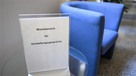 Bewerbungen werden inzwischen oft mit Hilfe von Künstlicher Intelligenz geschrieben - und teilweise sogar entschieden (Symbolbild). 