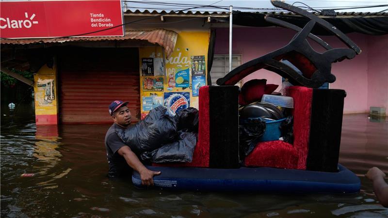 Bewohner bergen Hab und Gut aus überfluteten Häusern in der kolumbianischen Stadt Monteria, nachdem der Fluss Sinu durch Regen über die Ufer getreten ist.
