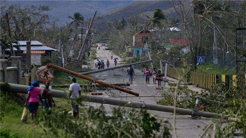 Bilder des Tages Bewohner gehen durch Lacovia Tombstone auf Jamaika nach dem Durchzug des Hurrikans „Melissa“.