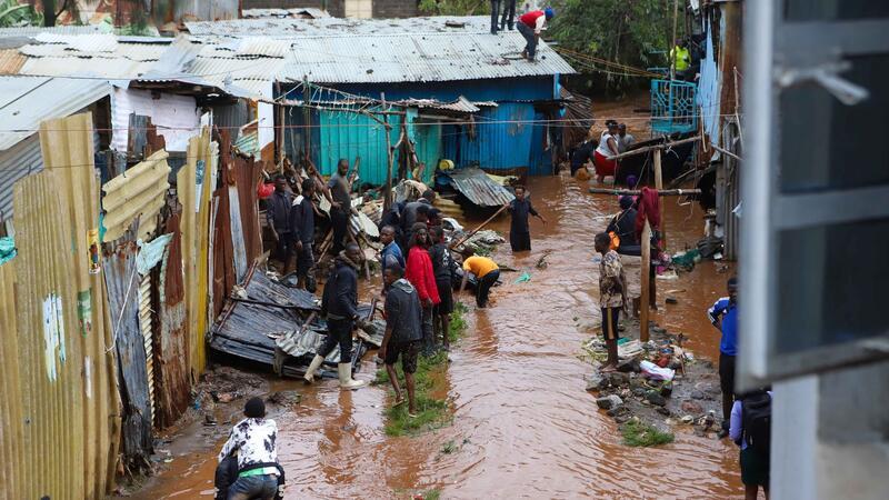 Bewohner retten ihr Hab und Gut nach schweren Regenfällen in den Mathare-Slums von Nairobi.