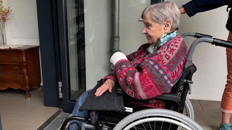 Bewohnerin Ursula Laasch stürzte kürzlich beim Versuch, die Seiteneingangstür der Seniorenwohnanlage in Riensförde zu öffnen. Dabei verletzte sie sich und lebt seitdem nebenan im Pflegeheim.