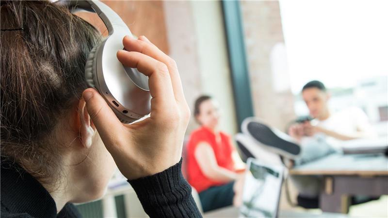 Bewusst weghören: Achtsamkeit lässt sich durch kleine Techniken in den Arbeitsalltag integrieren.