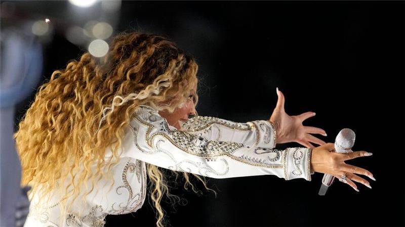 Beyoncé macht zu NFL-Auftritt mysteriöse Andeutung Beyoncé begeisterte Zuschauer mit einem spektakulären Auftritt.