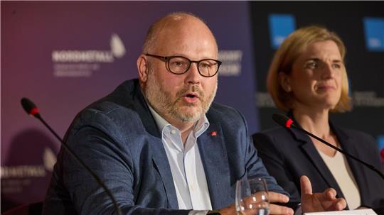 Bezirksleiter Friedrich, hier neben Lürssen-Managerin Lena Ströbele, will Sicherheit für die Beschäftigten der NVL-Werften. (Archivbild) 