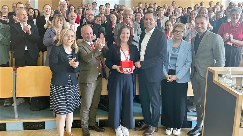 Bezirksparteitag mit Stader und niedersächsischer Prominenz: Niedersachsens SPD-Generalsekretärin Dörte Liebetruth, Bürgermeisterkandidat Kai Köser, Landtagsabgeordnete Corinna Lange, Wirtschaftsminister Olaf Lies, Innenministerin Daniela Behrens und Sebastian Zinke, Vizevorsitzender der SPD-Landtagsfraktion.
