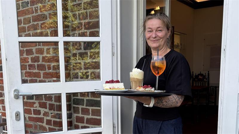 Kuchen essen wie eine Gräfin im Schlosscafé in Agathenburg Bianca Dinter mit einem Tablett voller Leckereien.