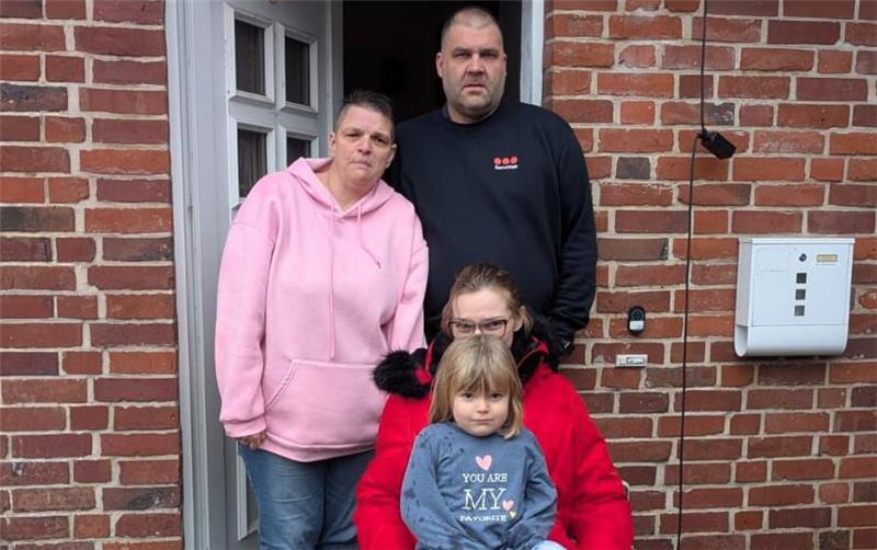 Bianca und Dino Großmann mit ihren Töchtern Kira (24) und Marie (3) vor ihrer Wohnung in Dollern. Sie leben dort seit 15 Jahren.