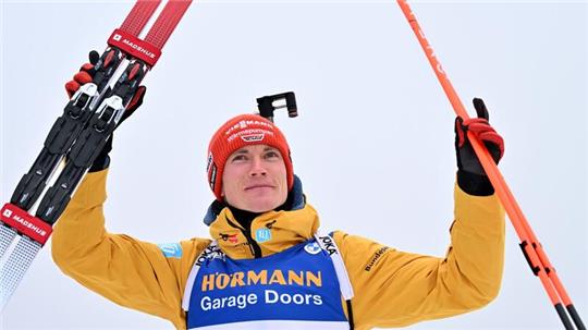 Biathlet Benedikt Doll feiert seinen Sprint-Sieg in Oberhof.
