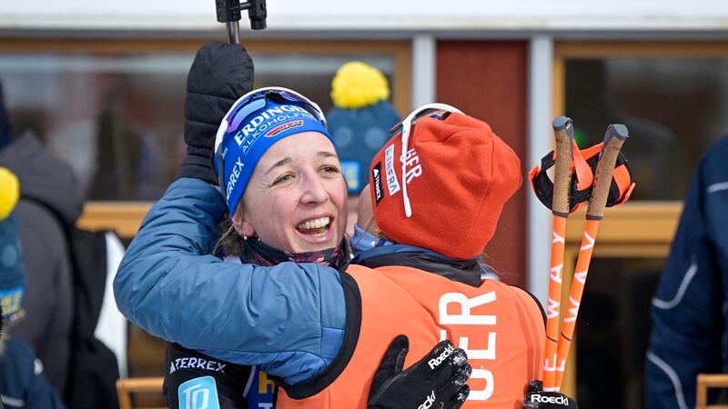 Mega-Comeback: Biathletin Preuß verpasst Sieg hauchdünn Biathletin Franziska Preuß (l) jubelt in Östzersund über ihren zweiten Platz.