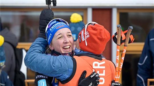 Biathletin Franziska Preuß (l) jubelt in Östzersund über ihren zweiten Platz.